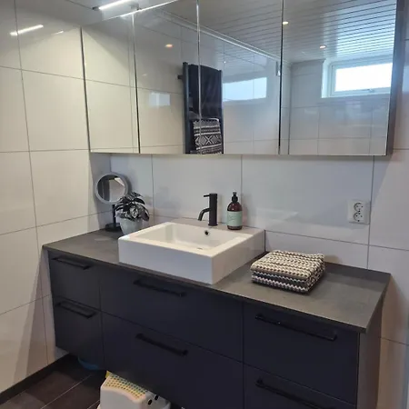 Newly Renovated House 11 Guests, 5 Bedrooms 펜션 *